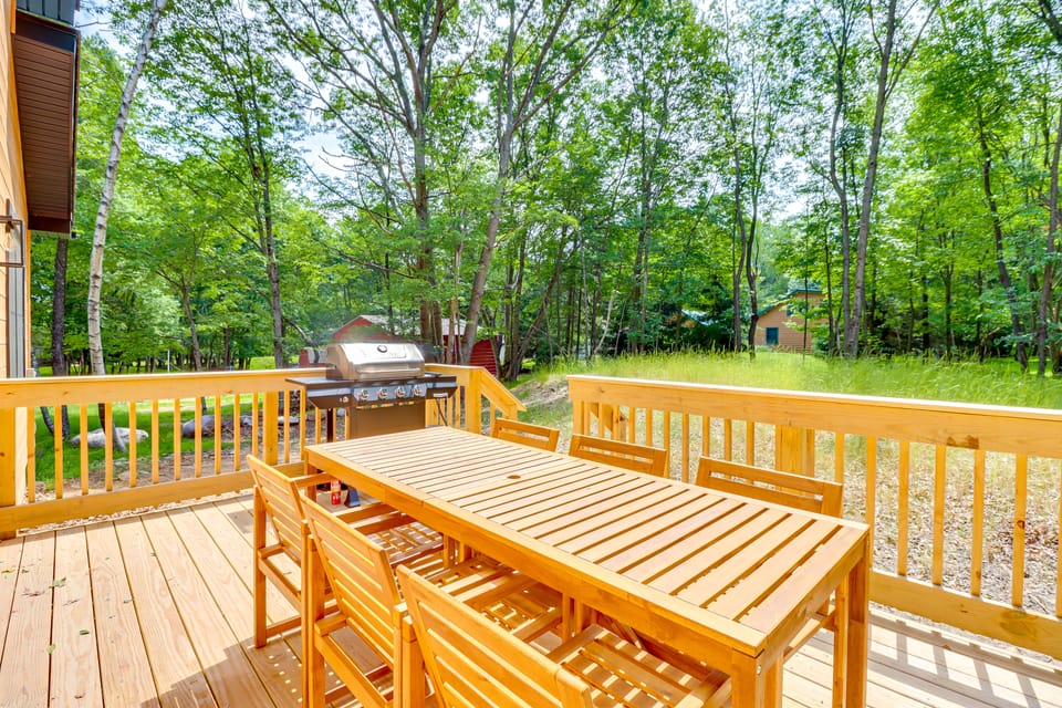Private Hot Tub: Charming Poconos Cabin! House in Tunkhannock Township