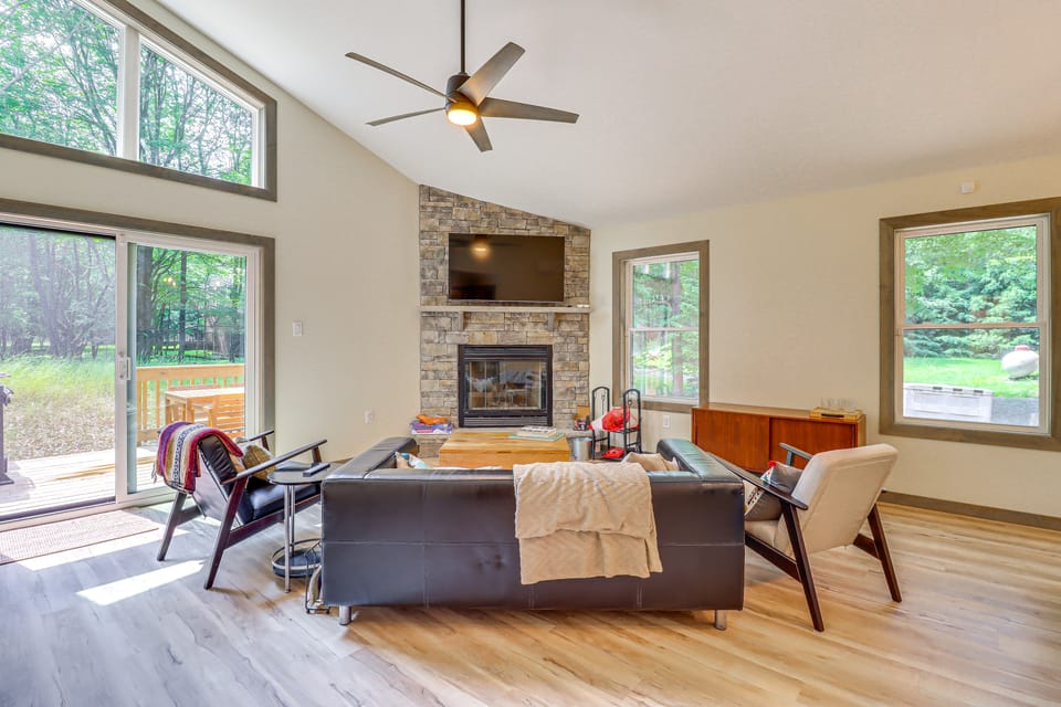 Private Hot Tub: Charming Poconos Cabin! House in Tunkhannock Township