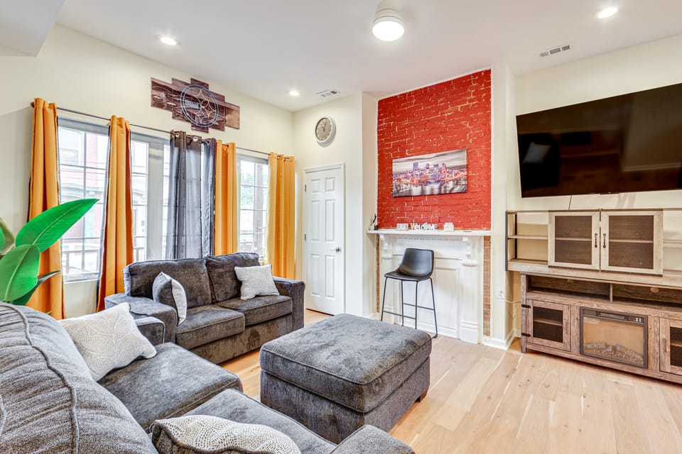 Pittsburgh Home w/ Skyline Views: Walk to Stadium! House in Pittsburgh