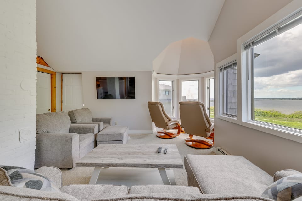 5 Mi to Provincetown! Water-View Beach House House in North Truro