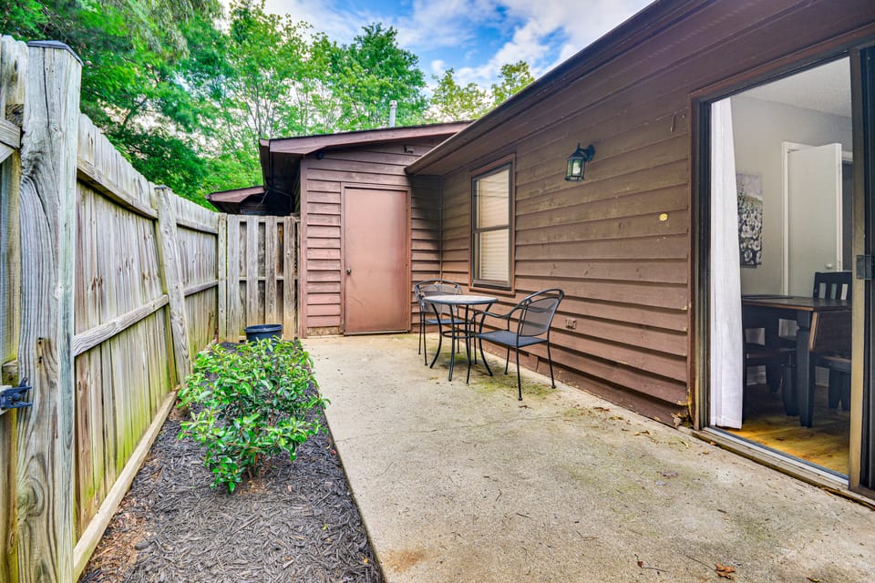 High Point Townhome w/ Patio, 1 Mi to Main Street! Apartment in High Point