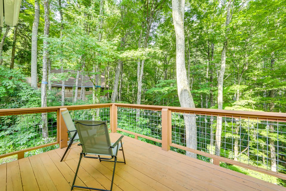 Creek View + Hot Tub: Woodsy Maggie Valley Cottage Cottage in Maggie Valley