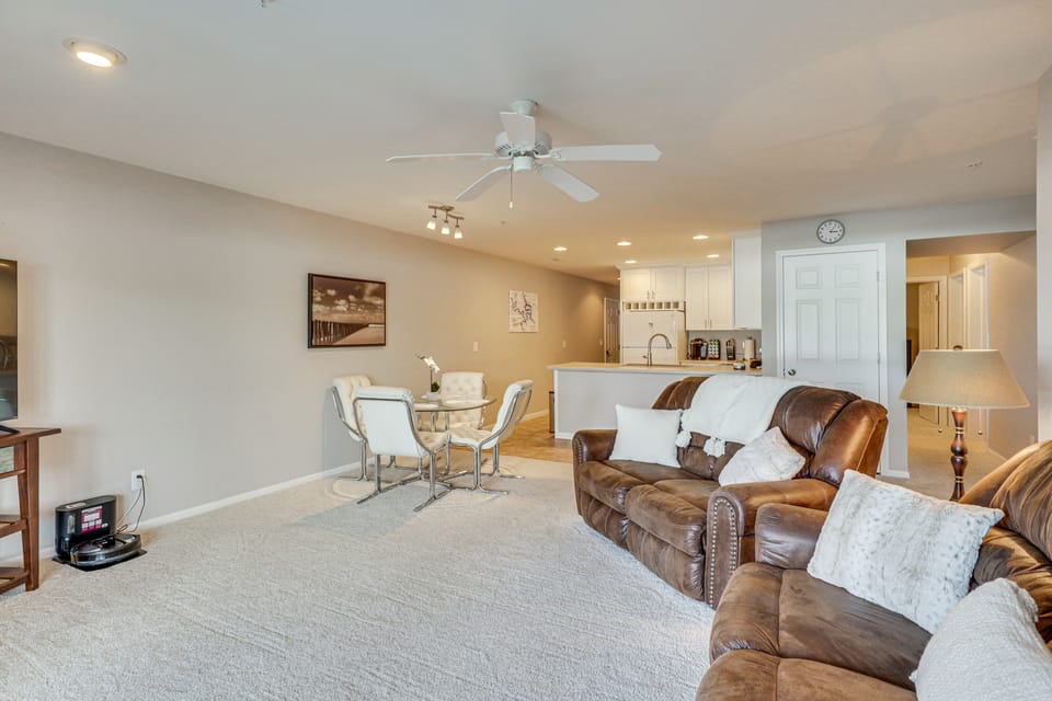 Lake of The Ozarks Condo w/ Pool in Camdenton Apartment in Ozark Mountains