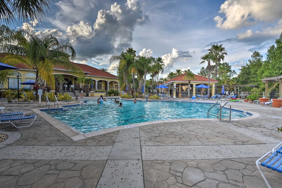 7 Mi to Disney: Kissimmee Poolside Paradise! Apartment in Kissimmee