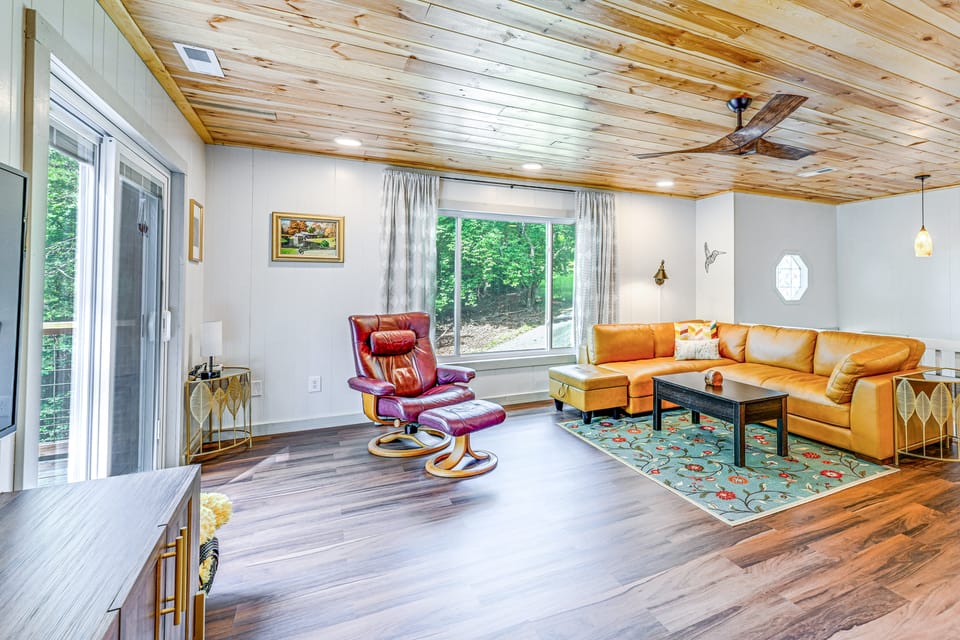 Renovated Franklin Home w/ Mountain-View Deck! House in Franklin