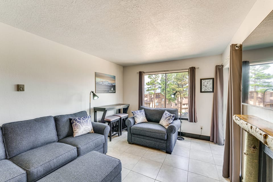 Walk to Angel Fire Lifts! Mountain-View Condo Apartment in Angel Fire
