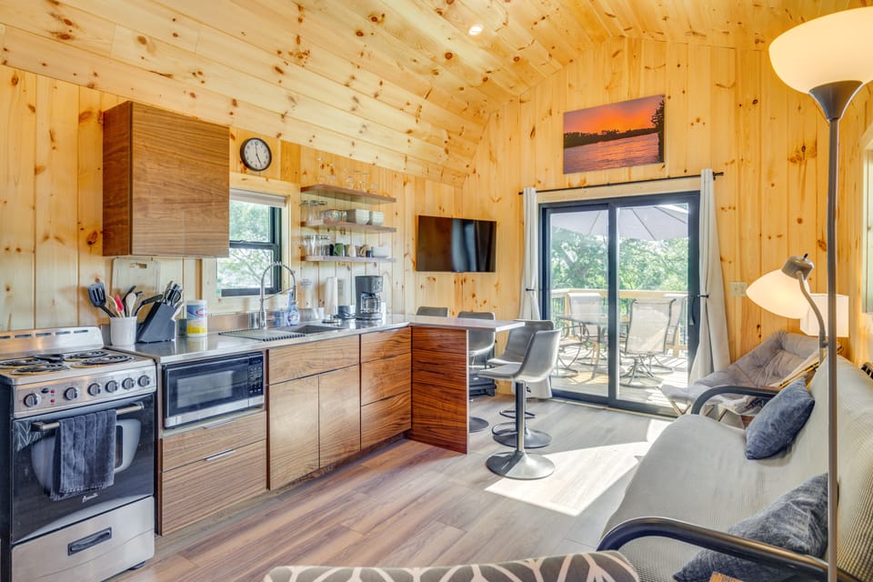 Deck & Grill: Lake of the Ozarks Cabin in Warsaw House in Lake of the Ozarks