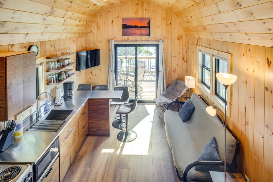 Deck & Grill: Lake of the Ozarks Cabin in Warsaw House in Lake of the Ozarks