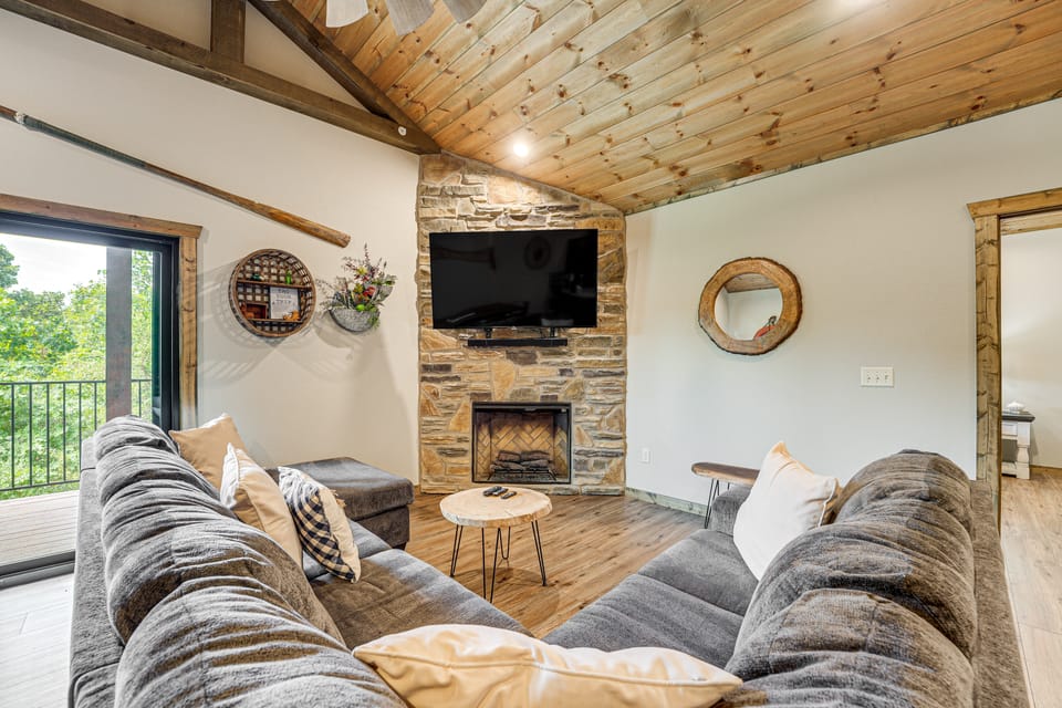 Branson Gem w/ Hot Tub Access & Private Boat Slip! House in Indian Point