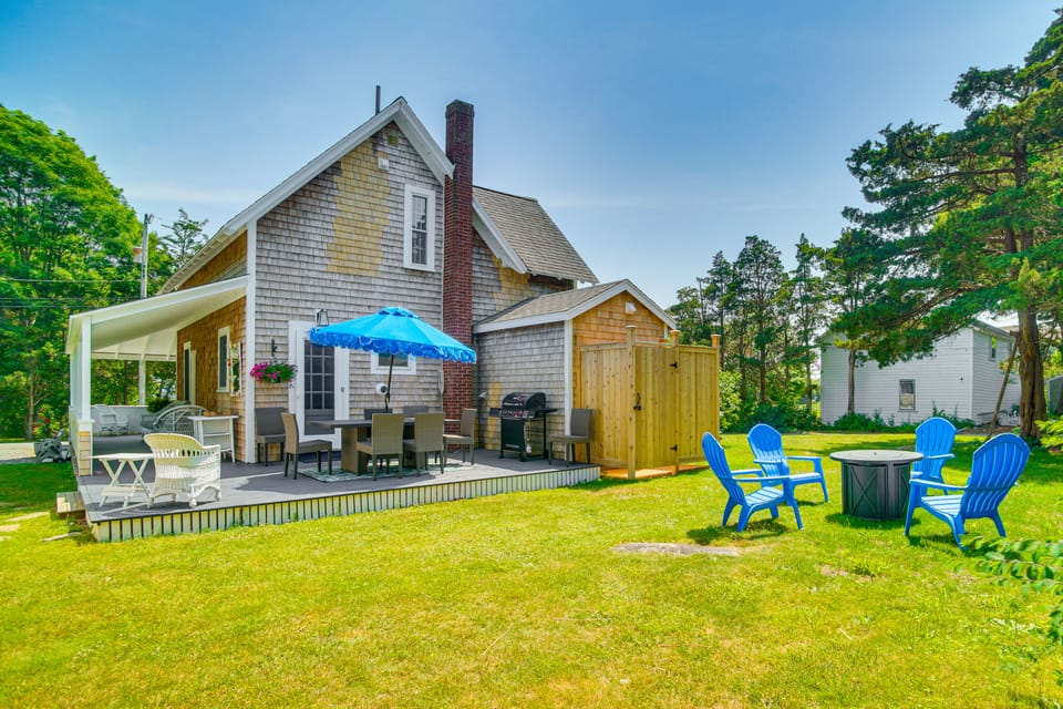 Walk to 2 Beaches! Group-Friendly Pocasset Home House in Barlows Landing