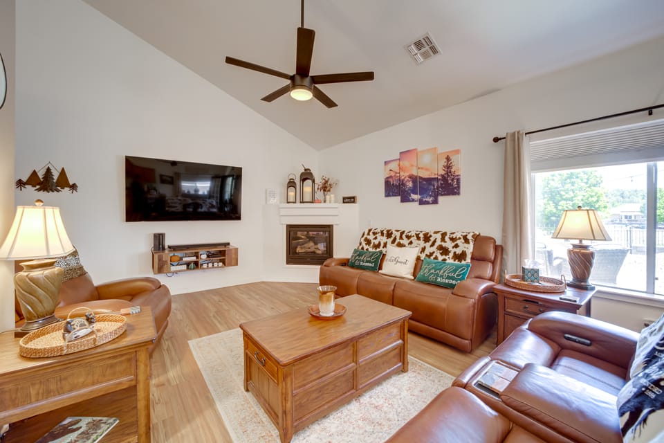 12 Mi to Flagstaff: Pet-Friendly Home w/ Sunroom! House in Arizona
