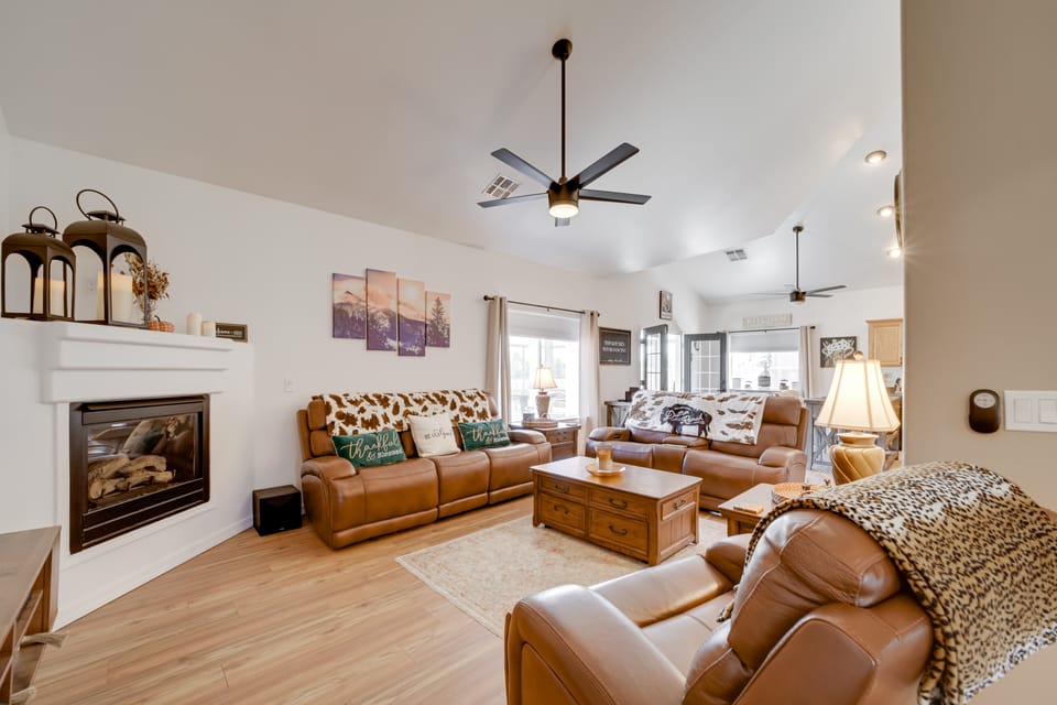 12 Mi to Flagstaff: Pet-Friendly Home w/ Sunroom! House in Arizona