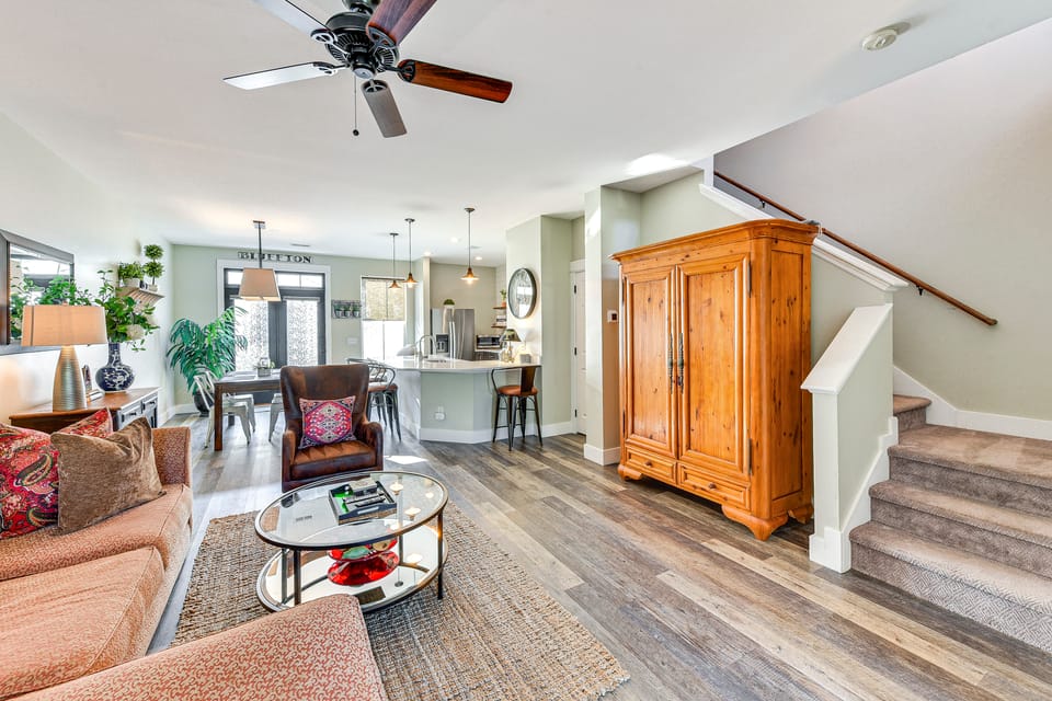 1 Mi to Old Town: Cheerful Bluffton Townhome! Apartment in Bluffton