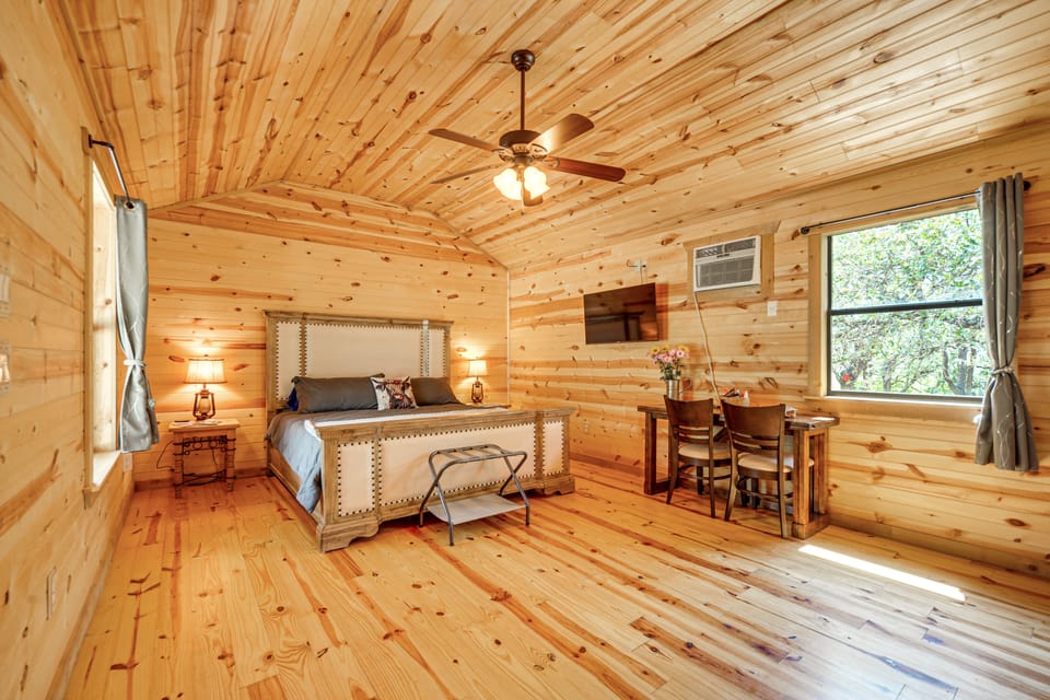 ‘Cozy Cabin’ Hill Country Escape w/ Views Apartment in Rio Grande