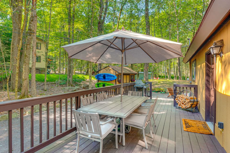 Game Room & Hot Tub: ‘Pine Bear' Pocono Lake Cabin House in Coolbaugh Township