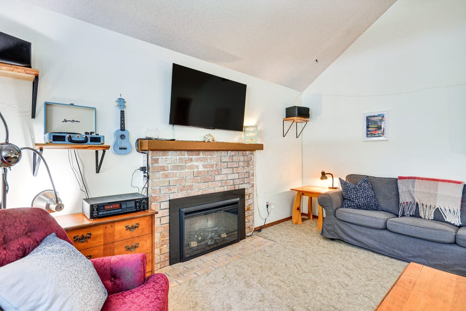 Steps to River! Rhododendron Family Retreat House in Mount Hood Village