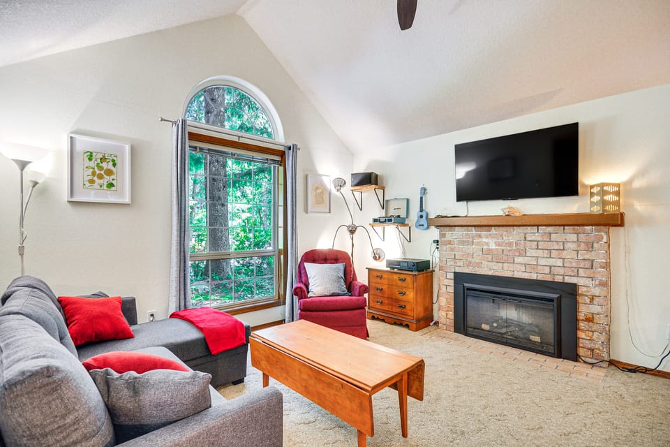 Steps to River! Rhododendron Family Retreat House in Mount Hood Village