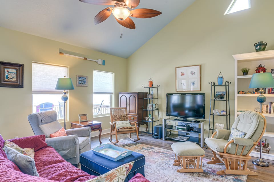 Steps to Crystal Beach! Family & Pet-Friendly Home House in Bolivar Peninsula