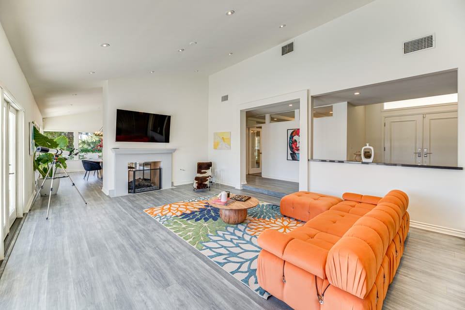 Private Pool, Mtn & Lake View! Los Angeles Home House in Bel Air