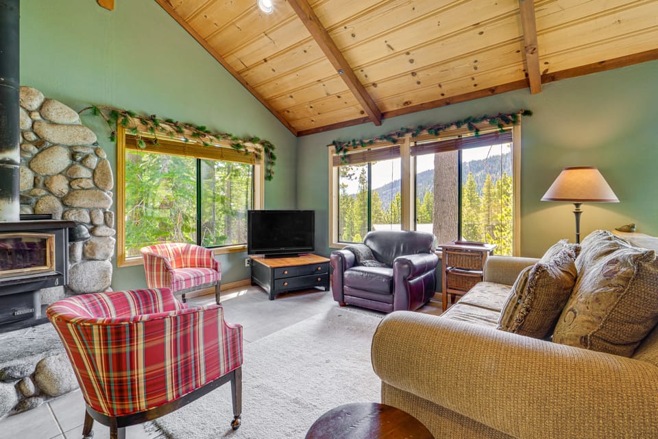 Close to Ski Slopes: Tahoe Ski Chalet w/ Fireplace House in Sierra Nevada