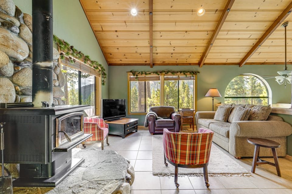 Close to Ski Slopes: Tahoe Ski Chalet w/ Fireplace House in Sierra Nevada