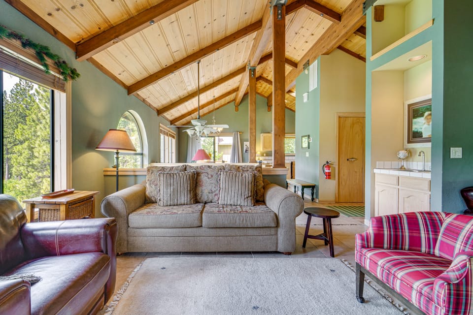 Close to Ski Slopes: Tahoe Ski Chalet w/ Fireplace House in Sierra Nevada