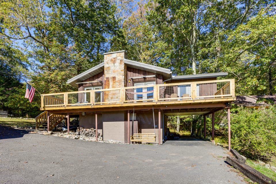 Breathtaking Lake Views | Walk to Alpine Lake House in Shenandoah Valley