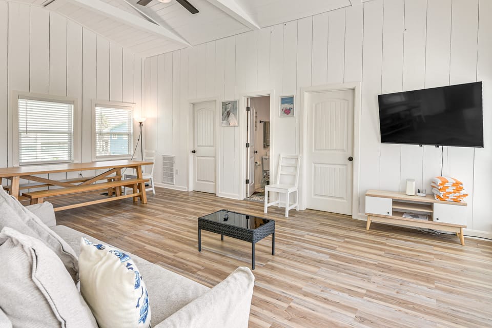 Walk to Beach & State Park: Texas Gulf Coast Home House in Jamaica Beach