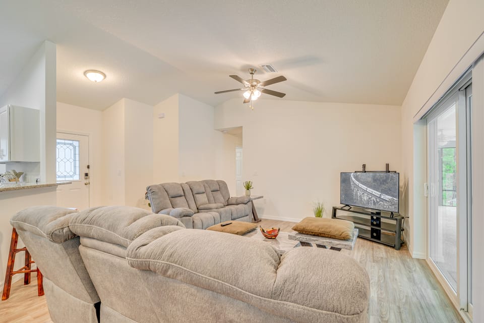Near State Parks! Crystal River Home w/ Hot Tub House in Florida