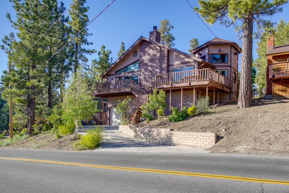 Hot Tub & Game Room: Spacious Big Bear Lake Cabin House in Big Bear