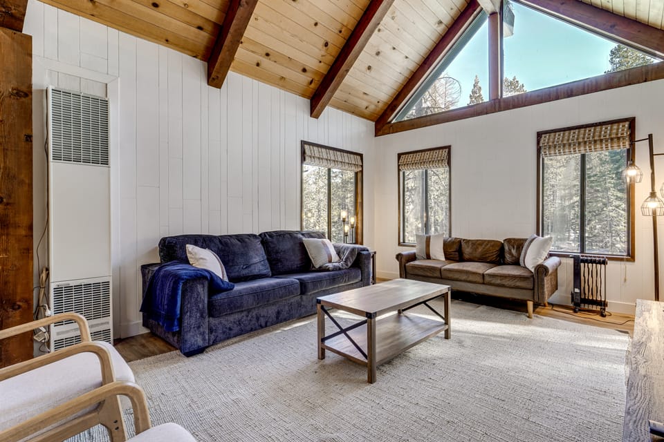 Ski, Fish & Hike: Truckee Gem 4 Mi to Donner Lake! House in Truckee