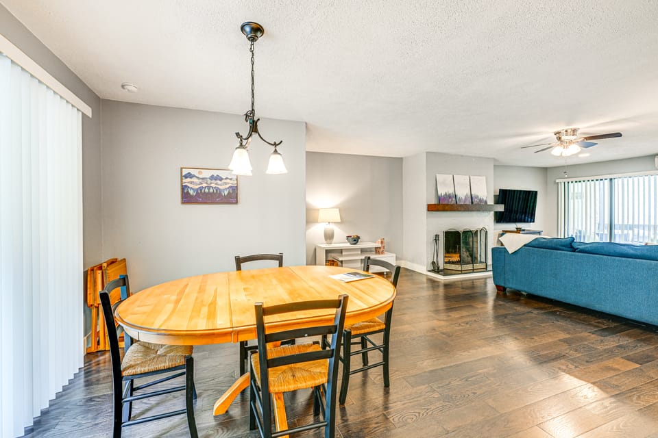 Sapphire Valley Condo w/ Pool & Lake Beach Access! Apartment in Tennessee