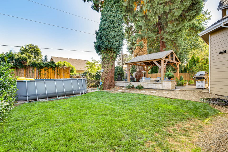 Hot Tub, Pavilion! Family Home Near UO & Autzen House in Eugene