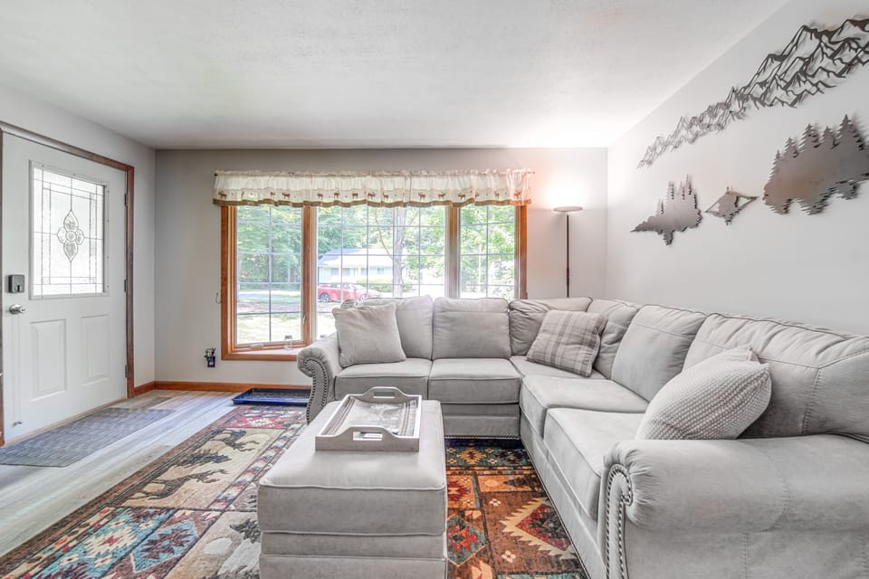 Pet-Friendly Espyville Home w/ Yard & Fire Pit! House in Lake Erie