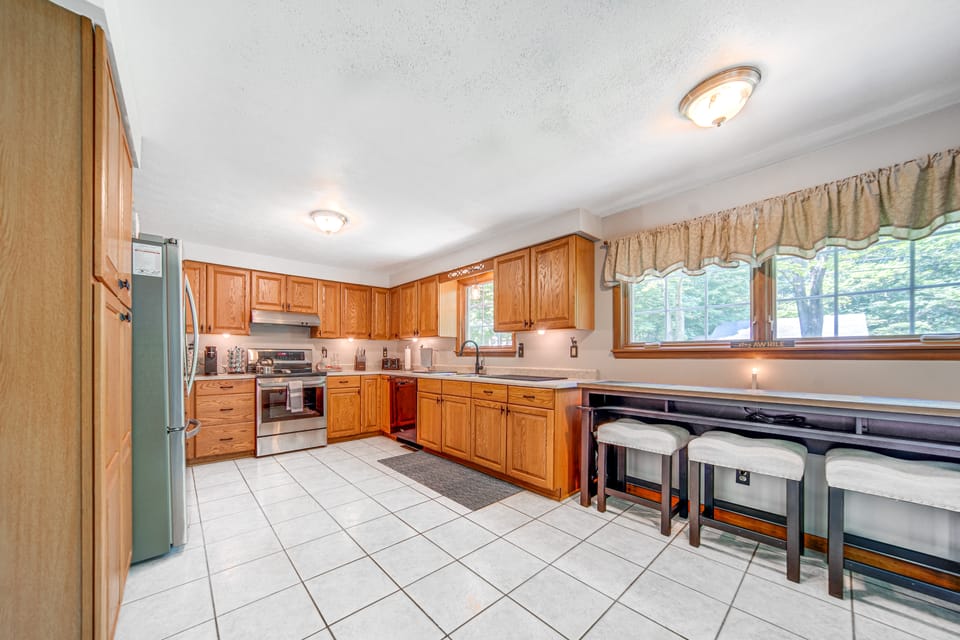 Pet-Friendly Espyville Home w/ Yard & Fire Pit! House in Lake Erie