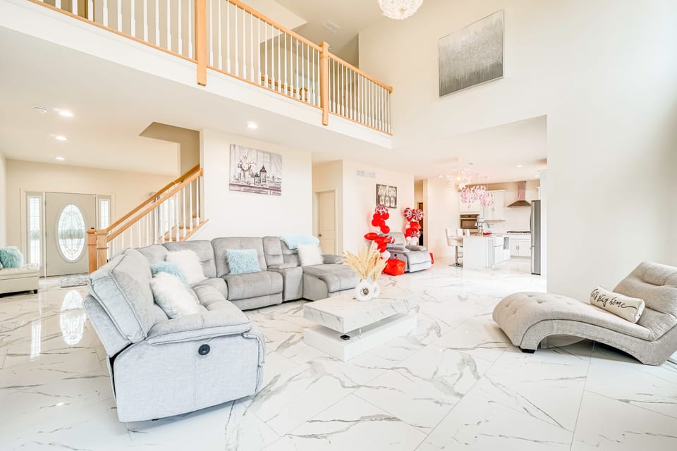 Hike, Sip & Ski: Spacious Poconos Home House in Pocono Mountains