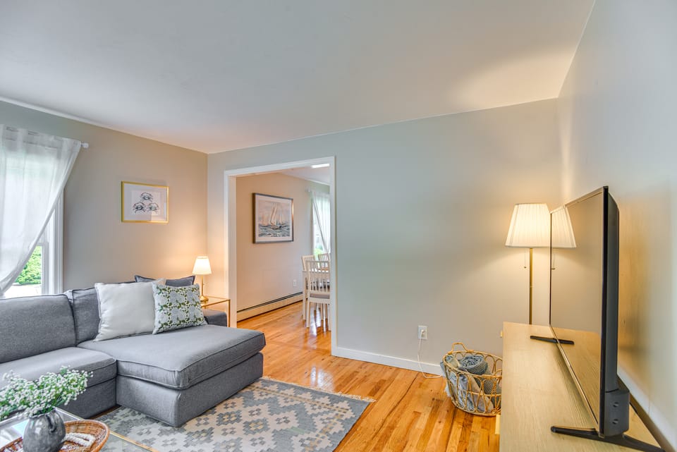 Wakefield Escape: Walk to Downtown & Near Beaches! Apartment in Wakefield