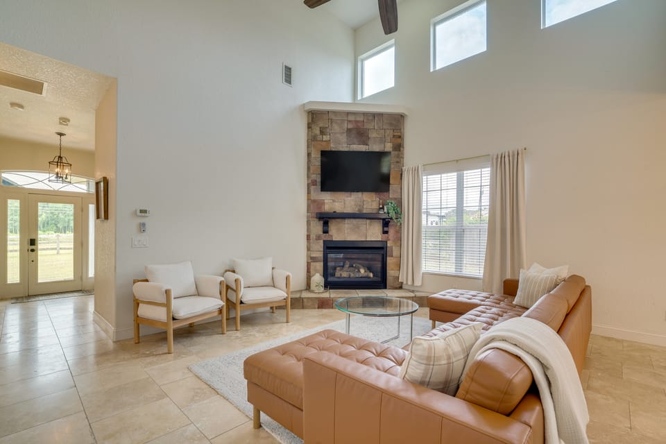 Private Beach at Lakefront Summerfield Getaway! House in Lake Weir
