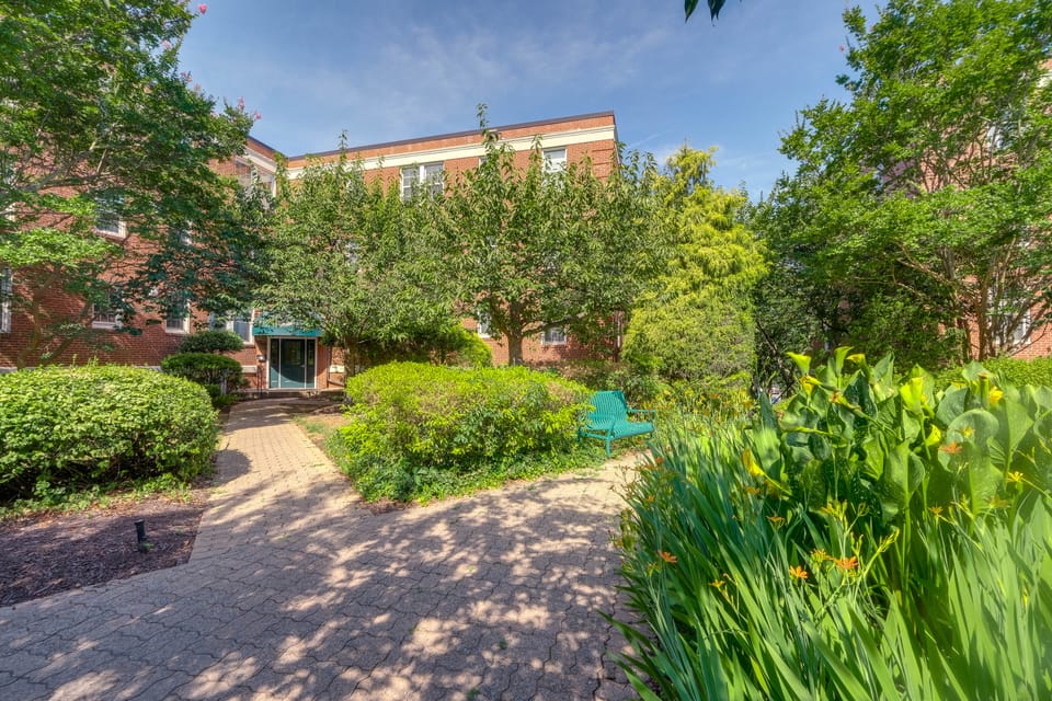 Convenient Arlington Condo ~ 4 Mi to National Mall Apartment in Arlington