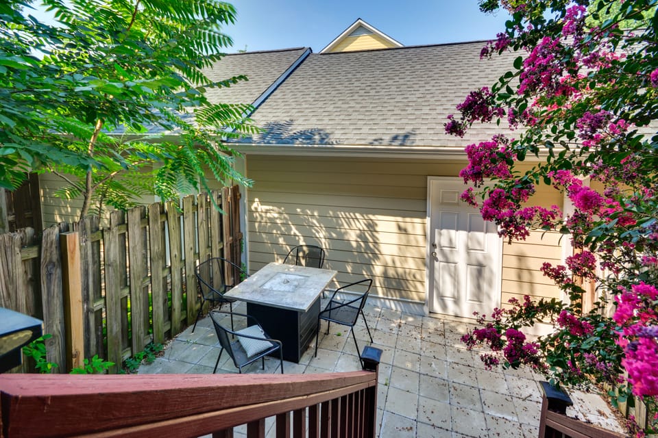 < 1 Mi to Dtwn Greensboro: Townhome w/ Fire Pit Apartment in Greensboro