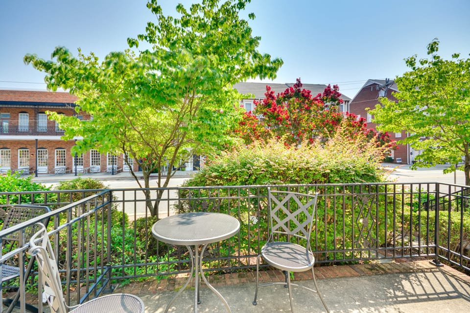 < 1 Mi to Dtwn Greensboro: Townhome w/ Fire Pit Apartment in Greensboro