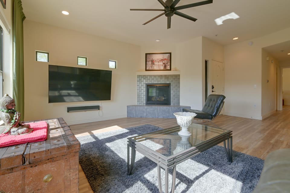 ~ 1 Mi to Desert Ridge Marketplace: Phoenix Condo! Apartment in Desert Ridge