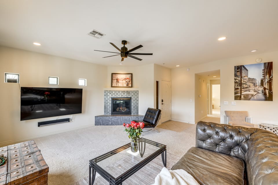 ~ 1 Mi to Desert Ridge Marketplace: Phoenix Condo! Apartment in Desert Ridge