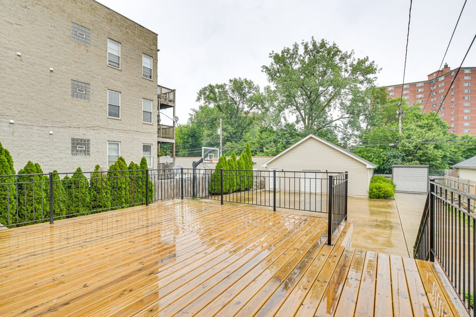 Walk to Lake Michigan: Chicago Apt w/ Yard Apartment in Chicago