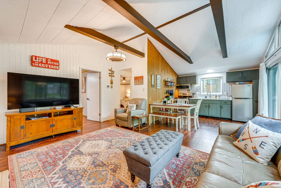 Deck & Fire Pit: Pet-Friendly Pocono Lake Abode! Cottage in Coolbaugh Township