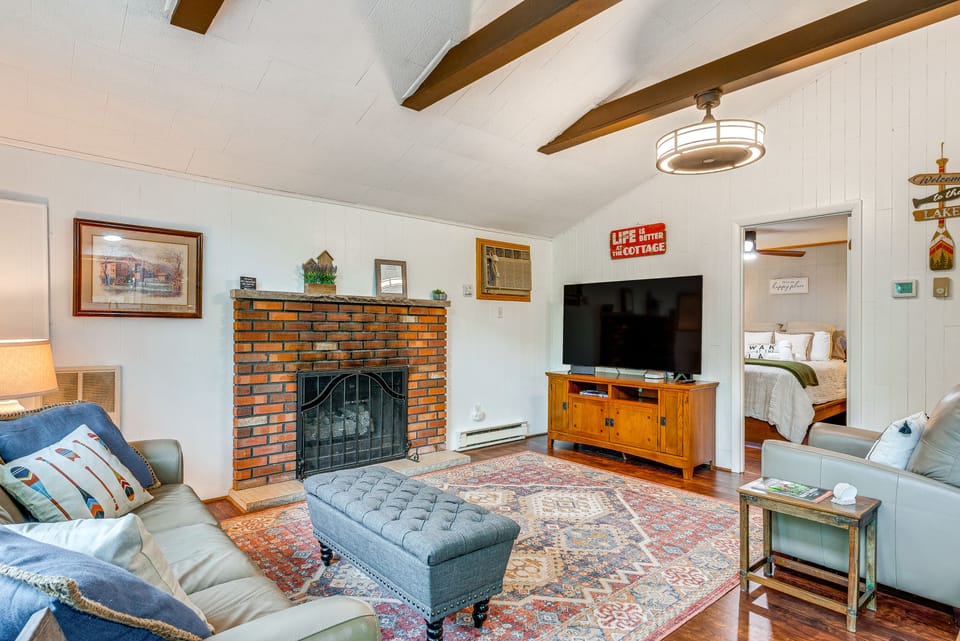 Deck & Fire Pit: Pet-Friendly Pocono Lake Abode! Cottage in Coolbaugh Township