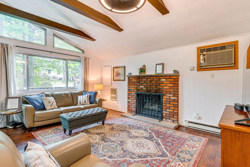 Deck & Fire Pit: Pet-Friendly Pocono Lake Abode! Cottage in Coolbaugh Township