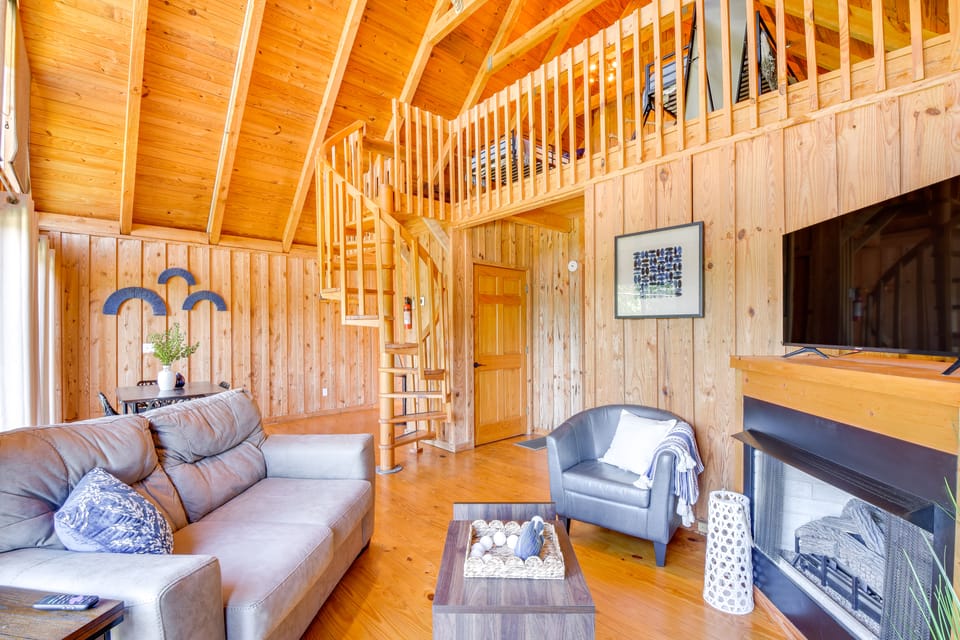 Walk to Lake Keowee: Idyllic Six Mile Cabin! House in Lake Keowee