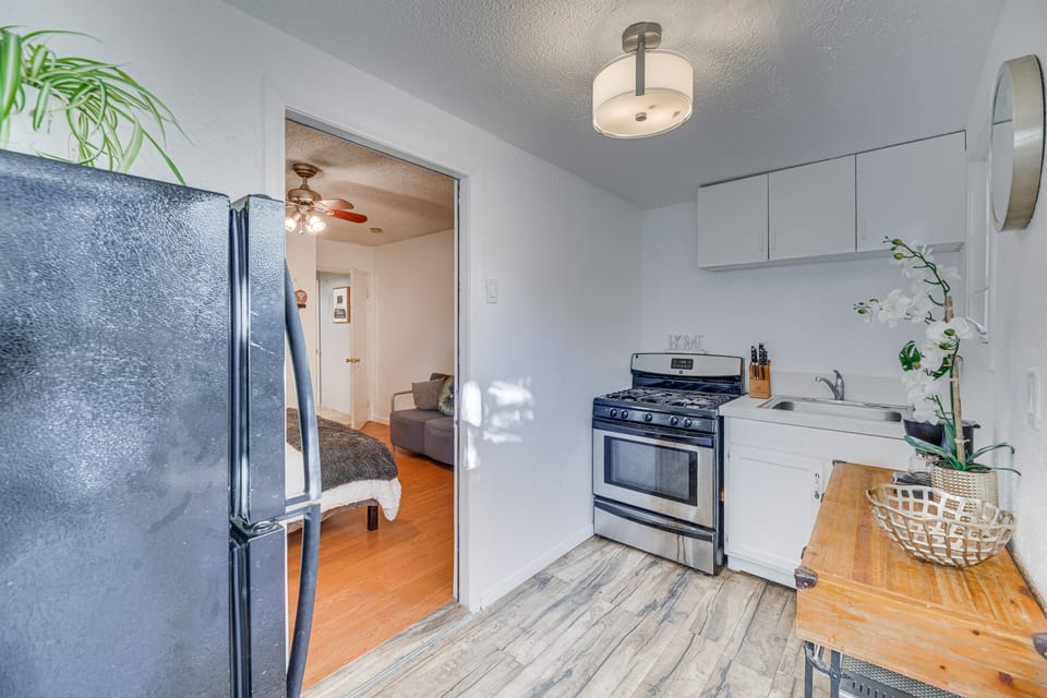 9 Mi to SoFi: Los Angeles Apartment w/ Patio Apartment in Los Angeles