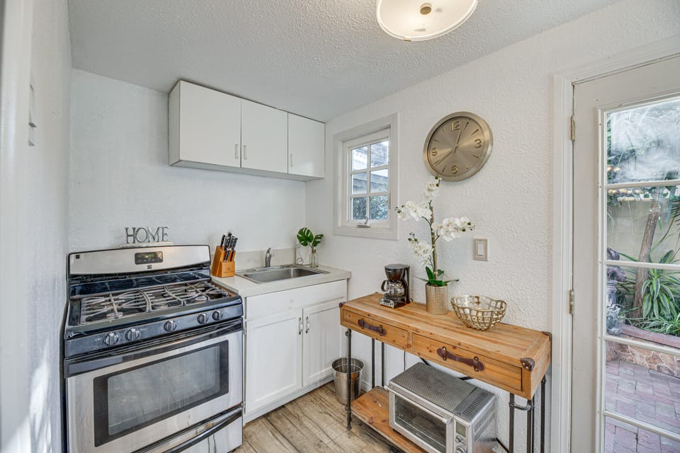 9 Mi to SoFi: Los Angeles Apartment w/ Patio Apartment in Los Angeles